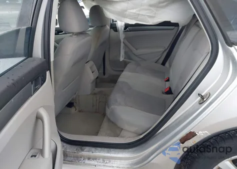 2013 Volkswagen Passat 2.5L S z USA, uszkodzony, nr VIN 1VWAH7A34DC105687